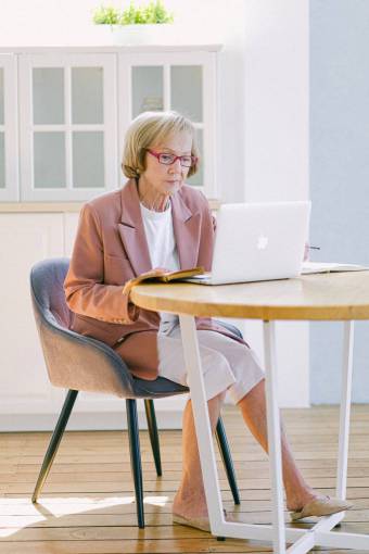 educacion mujer mayor, usar la computadora portátil