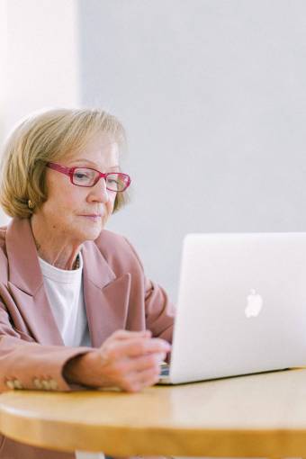 educacion mujer mayor, usar la computadora portátil