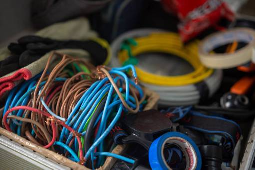 blanco Toma de una caja de electricista con cables.