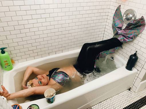 cuidado Mujer bañándose en la bañera