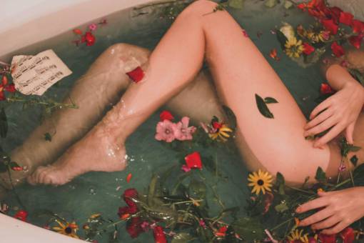 cuidado Mujer bañándose en la bañera