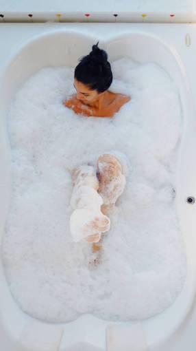 cuidado Mujer bañándose en la bañera