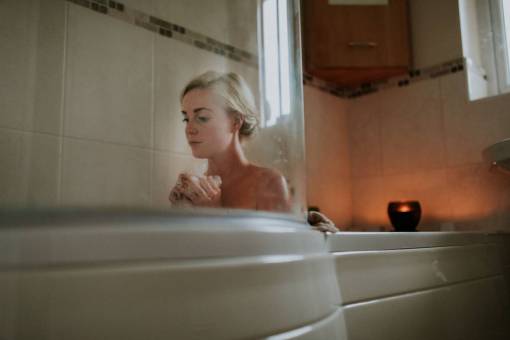 cuidado Mujer bañándose en la bañera