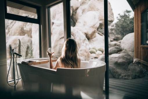 cuidado Mujer bañándose en la bañera