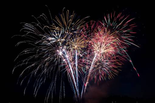 blanco y negro Coloridos fuegos artificiales explotan por la noche