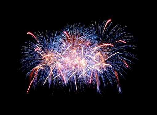 vector Coloridos fuegos artificiales explotan por la noche