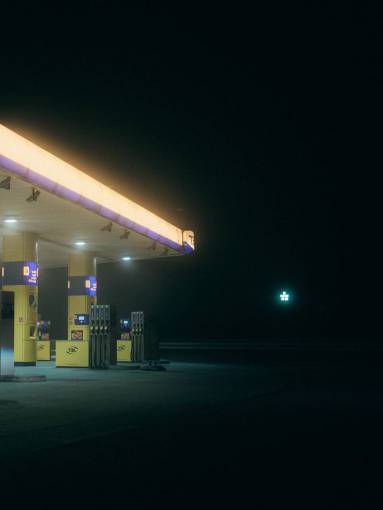 change Gas station at night without people