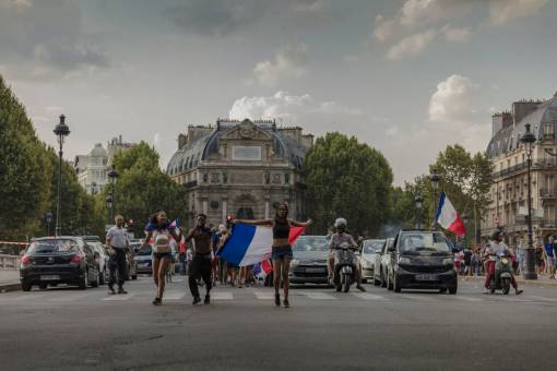 bandera Partidarios de Francia se reúnen en las calles