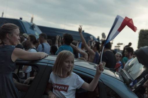 bandera Partidarios de Francia se reúnen en las calles