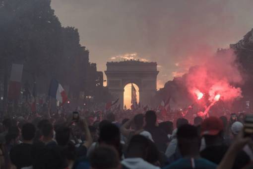 bandera Partidarios de Francia se reúnen en las calles