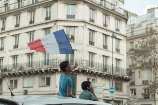 bandera Partidarios de Francia se reúnen en las calles