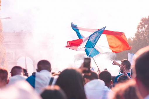 bandera Partidarios de Francia se reúnen en las calles