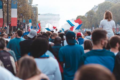 bandera Partidarios de Francia se reúnen en las calles