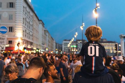 bandera Partidarios de Francia se reúnen en las calles