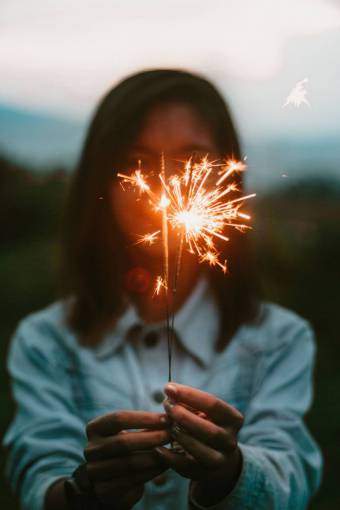 disfrutando Mujer sosteniendo bengala encendida