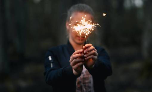 disfrutando Mujer sosteniendo bengala encendida