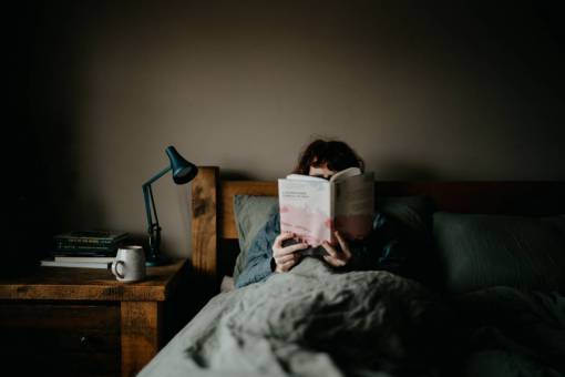 educacion Mujer leyendo un libro en la cama antes de dormir
