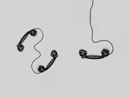 telefono teléfono negro vinatge clásico fondo blanco