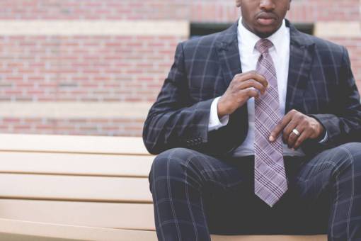 traje blazer hombre chico corbata anillo ladrillos afroamericanos