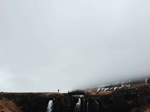 niebla puente montaña formación rocosa hombre chico nieve