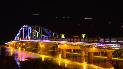 luces de la ciudad puente luces de la noche brillante agua de mar resplandor
