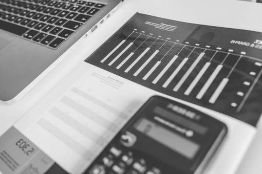 escritorio calculadora números gráficos de contabilidad gráficos finanzas macbook