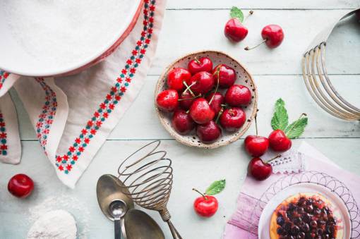 fuente fruta de cereza utensilios de cocina hornear paños de comida