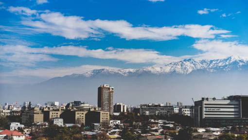 valle ciudad edificios montañas paisaje urbano cielo nubes nieve