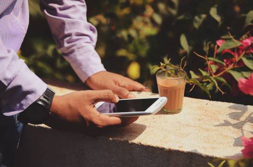 reloj bebida de café de vidrio teléfono móvil gadget de pantalla táctil