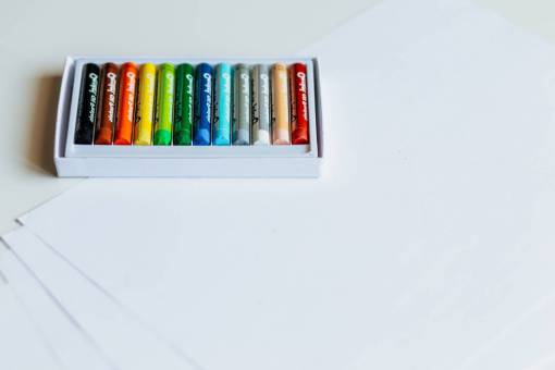boligrafo pluma colorida caja de dibujo de arte papel blanco
