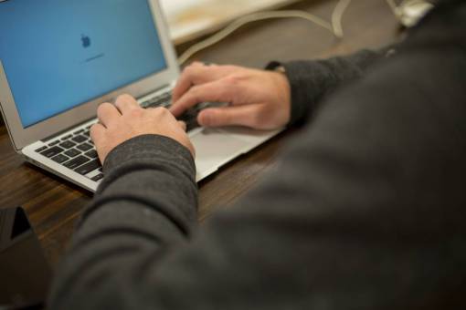 escritorio computadora portátil trabajando escribiendo manos teclado trabajo