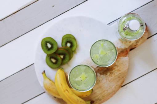 alimento dieta botella de vidrio agua jugo plátano kiwi