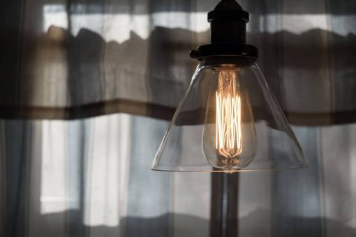 cortar cortina de lámpara de bombilla de luz eléctrica