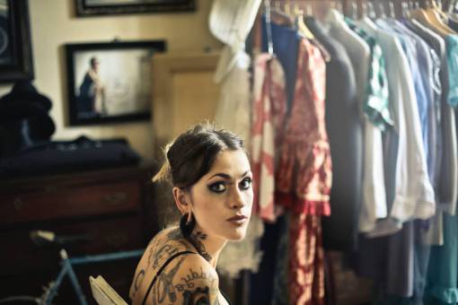 maquillaje modelo de moda ropa tatuaje niña mujeres gente