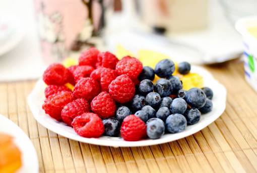 rasp food  eat  fruits  berries  raspberries  blueberries  wood