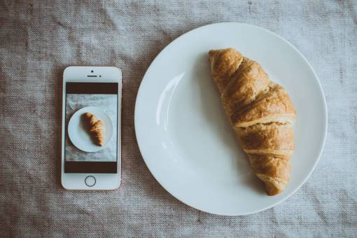 telefono Plato para hornear de panadería croissant recién horneado blanco