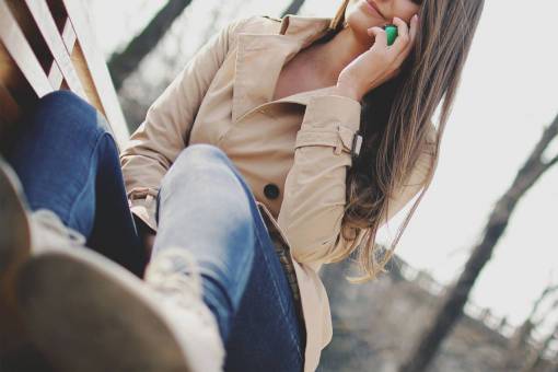 movil niña hablando llamando teléfono celular tecnología móvil mujer