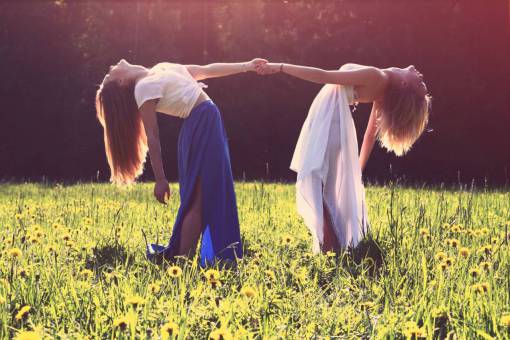 vestir chicas amigas tomados de la mano vestido moda pelo largo puesta de sol