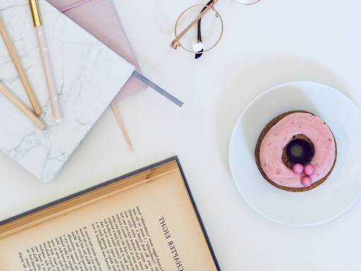 escritorio gafas rosa rosquilla desayuno comida libro abierto