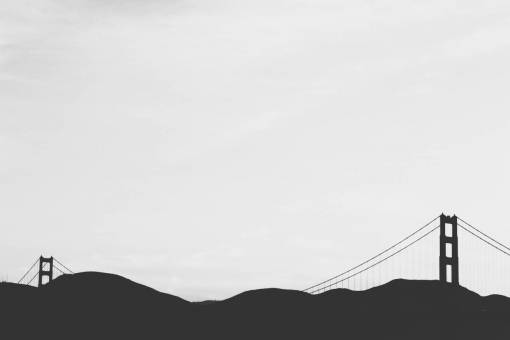 procesador Arquitectura del puente Golden Gate San Francisco montañas cielo blanco y negro