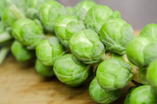 cortar coles de Bruselas verdes verduras comida sana tabla de cortar cocina