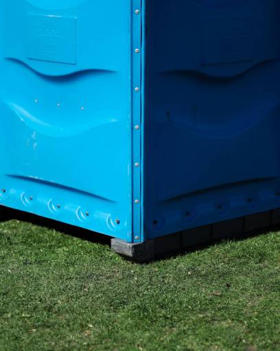 cubo pasto verde día soleado cubículo azul