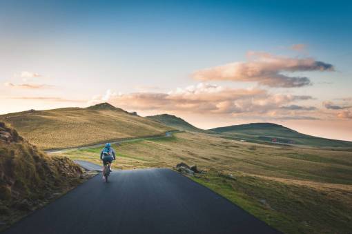 tierra chico hombre gente masculina ciclismo carreteras