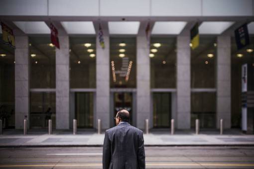 corporativo chico hombre traje edificio de oficinas de negocios corporativos