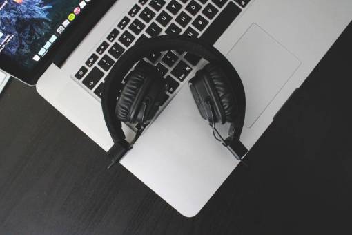 tecnologia portatil auriculares audio macbook computadora portátil tecnología objetos