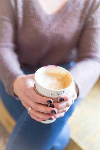 sostener sosteniendo la taza de café mujer mujer casual cafe