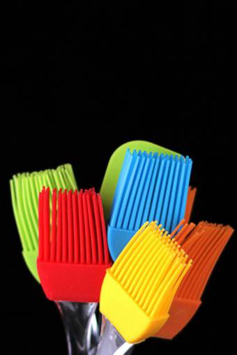 de cerca Pinceles de pastelería aislados coloridos hornear panadería para hornear