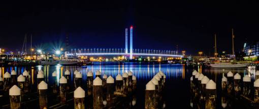 hito punto de referencia arquitectura luces de la ciudad muelle barcos de agua