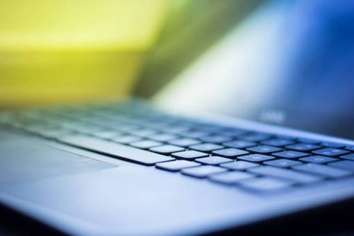 teclados computadora portátil tecnología de la computadora oficina de negocios trabajando corporativo
