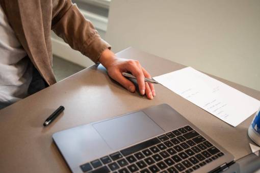 escritorio computadora portátil trabajando desarrollador diseñador macbook escritorio de negocios